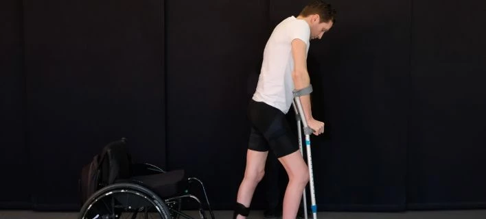 Σπουδαία νέα: Εμφύτευμα σπονδυλικής στήλης βοηθά παράλυτους να περπατήσουν ξανά (βίντεο)
